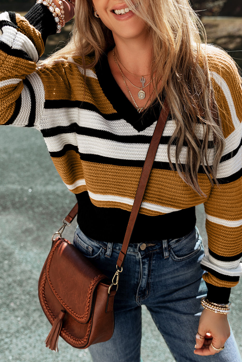 Pull en tricot texturé à rayures contrastées et col en V
