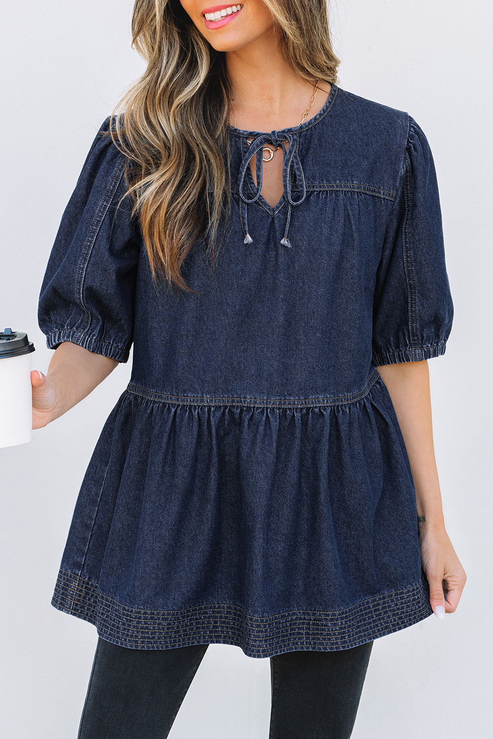 Chemisier en jean à manches bouffantes et décolleté à lacets