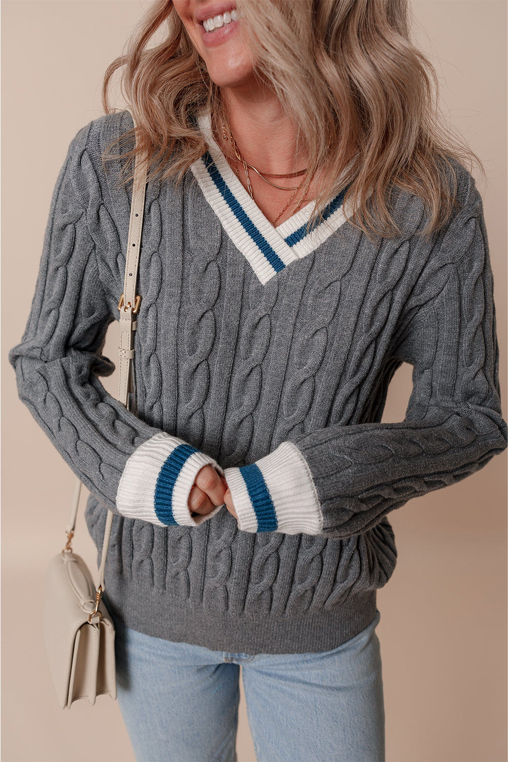 Pull a col en V en tricot torsadé a bords côtelés contrastés