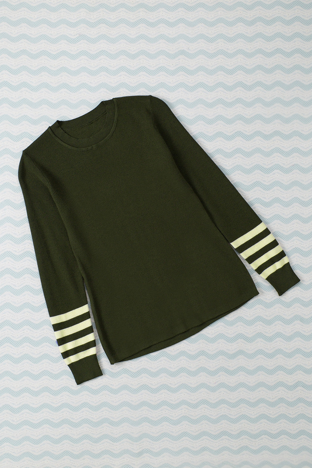 Pull en tricot uni à manches rayées