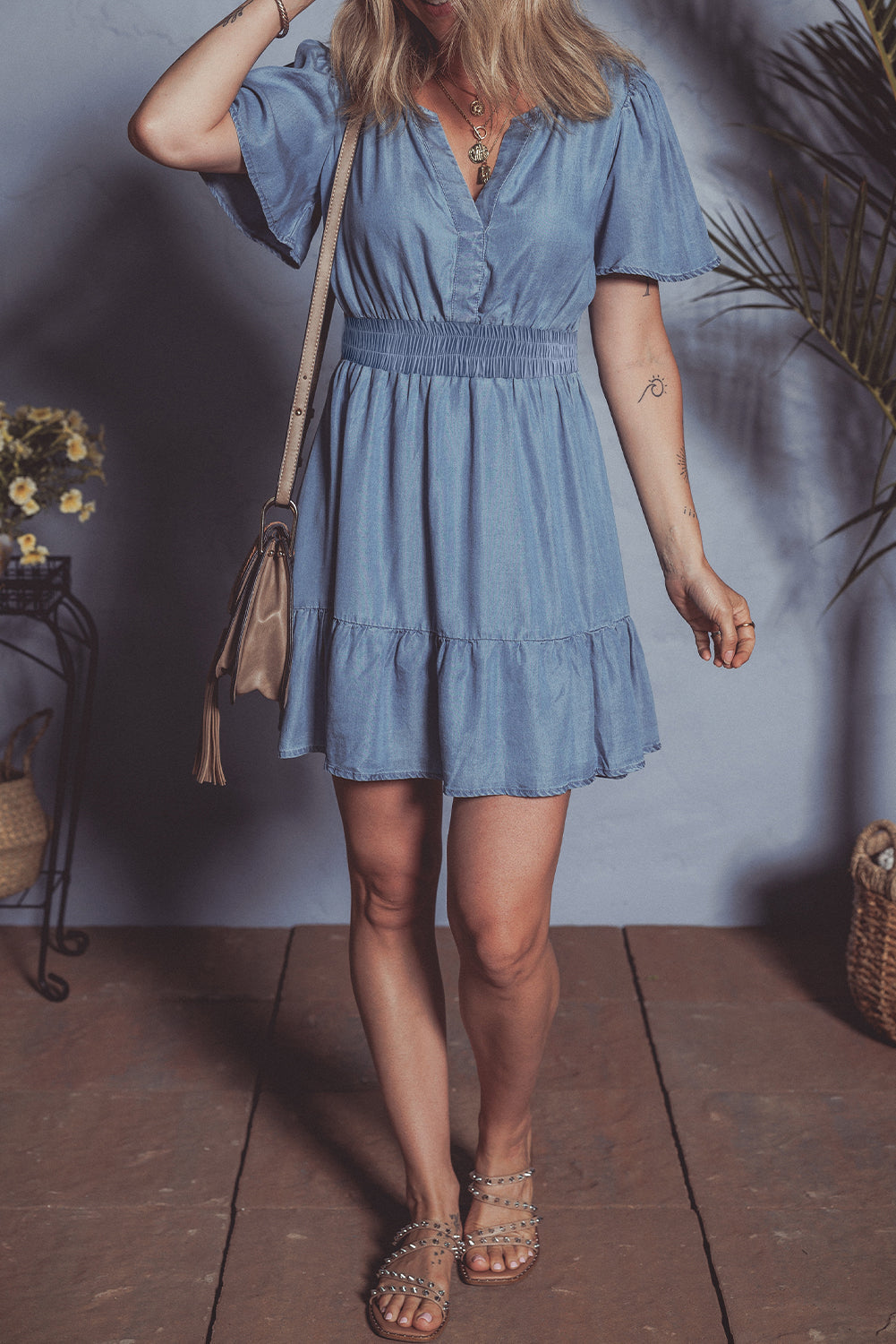 Mini-robe en jean taille haute à volants et col en V