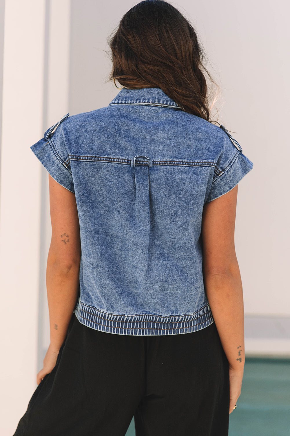 Gilet en jean boutonné à ourlet élastique délavé à l'acide