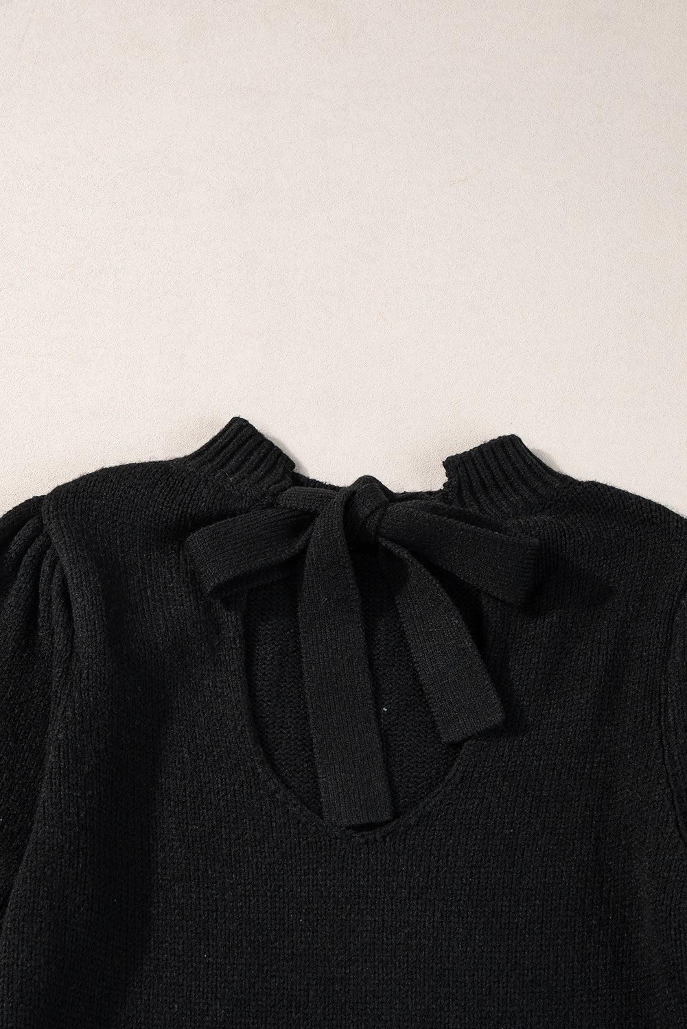 Pull en tricot a manches courtes et col en trou de serrure noué