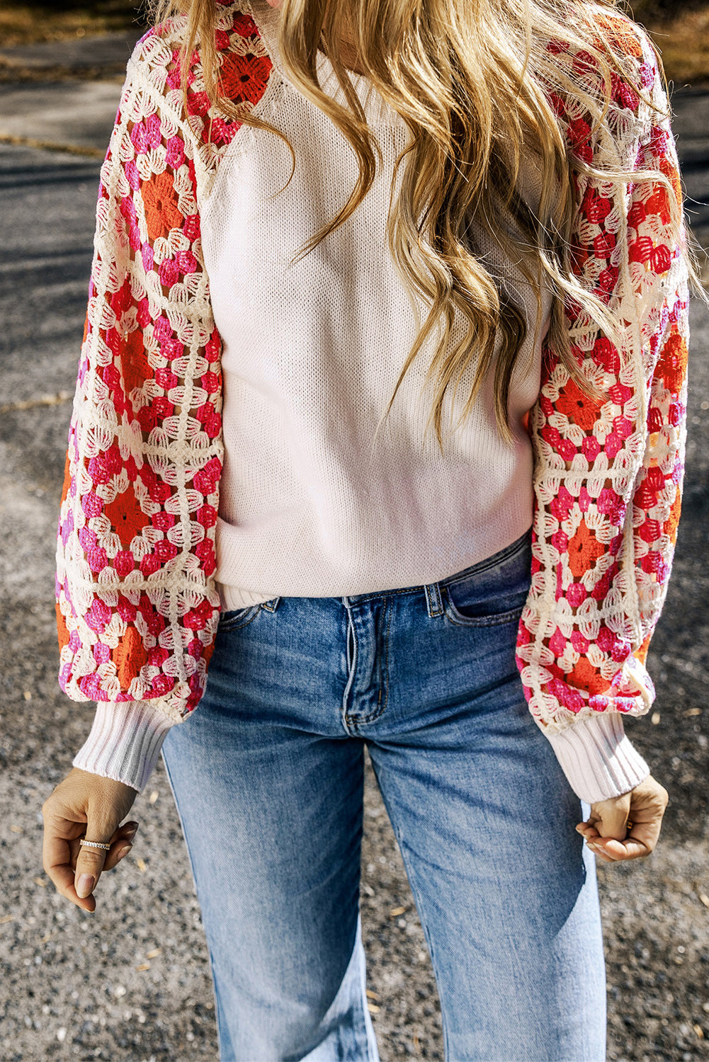 Pull en tricot contrasté à manches bouffantes au crochet