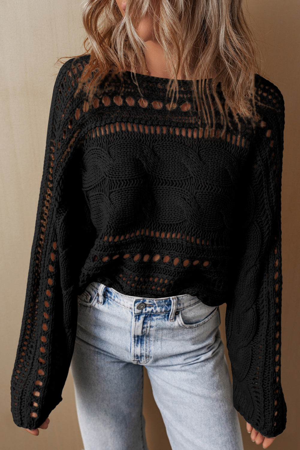Pull court en tricot torsadé ajouré