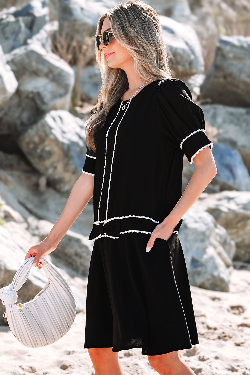 Robe droite à manches mi-longues et bordure festonnée contrastée avec nœud