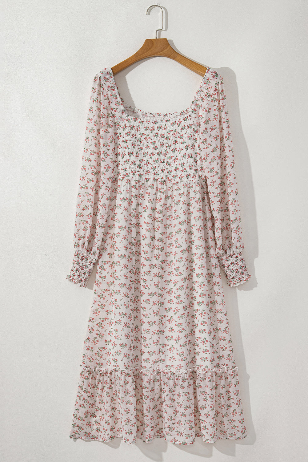 Robe midi froncée a imprimé floral et ourlet a volants, col carré