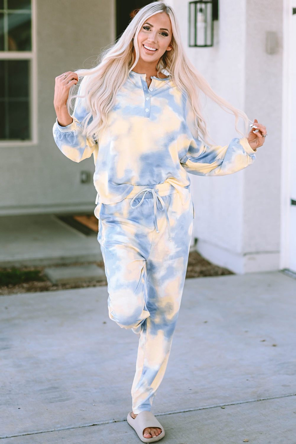 Tenue avec haut Henley tie-dye et pantalon à cordon de serrage