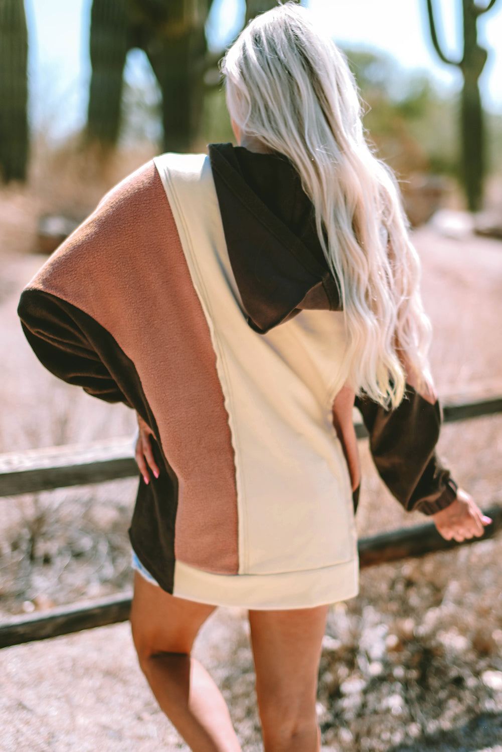 Sweat a capuche haut et bas surdimensionné en patchwork de blocs de couleurs
