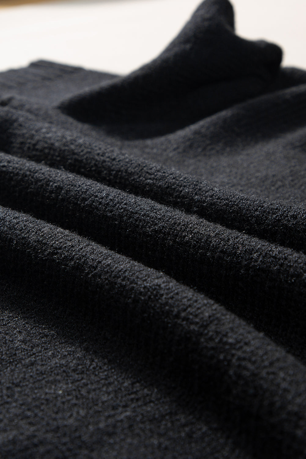 Pull en tricot a manches courtes et col en trou de serrure noué