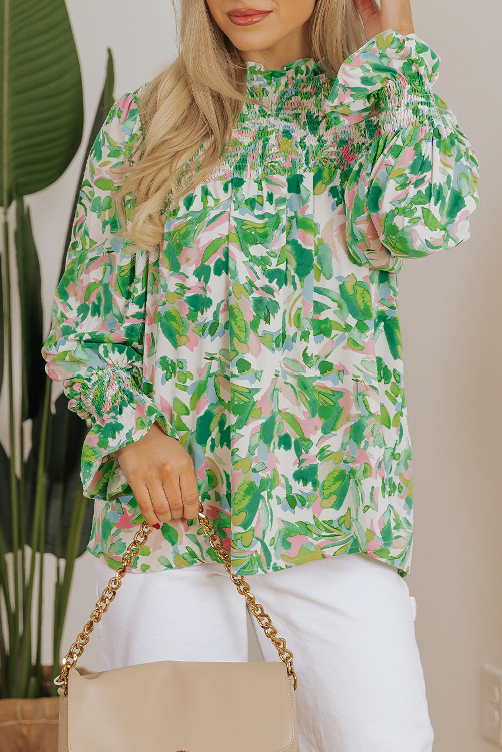 Blouse froncée a col montant et manches volantées imprimées de feuilles