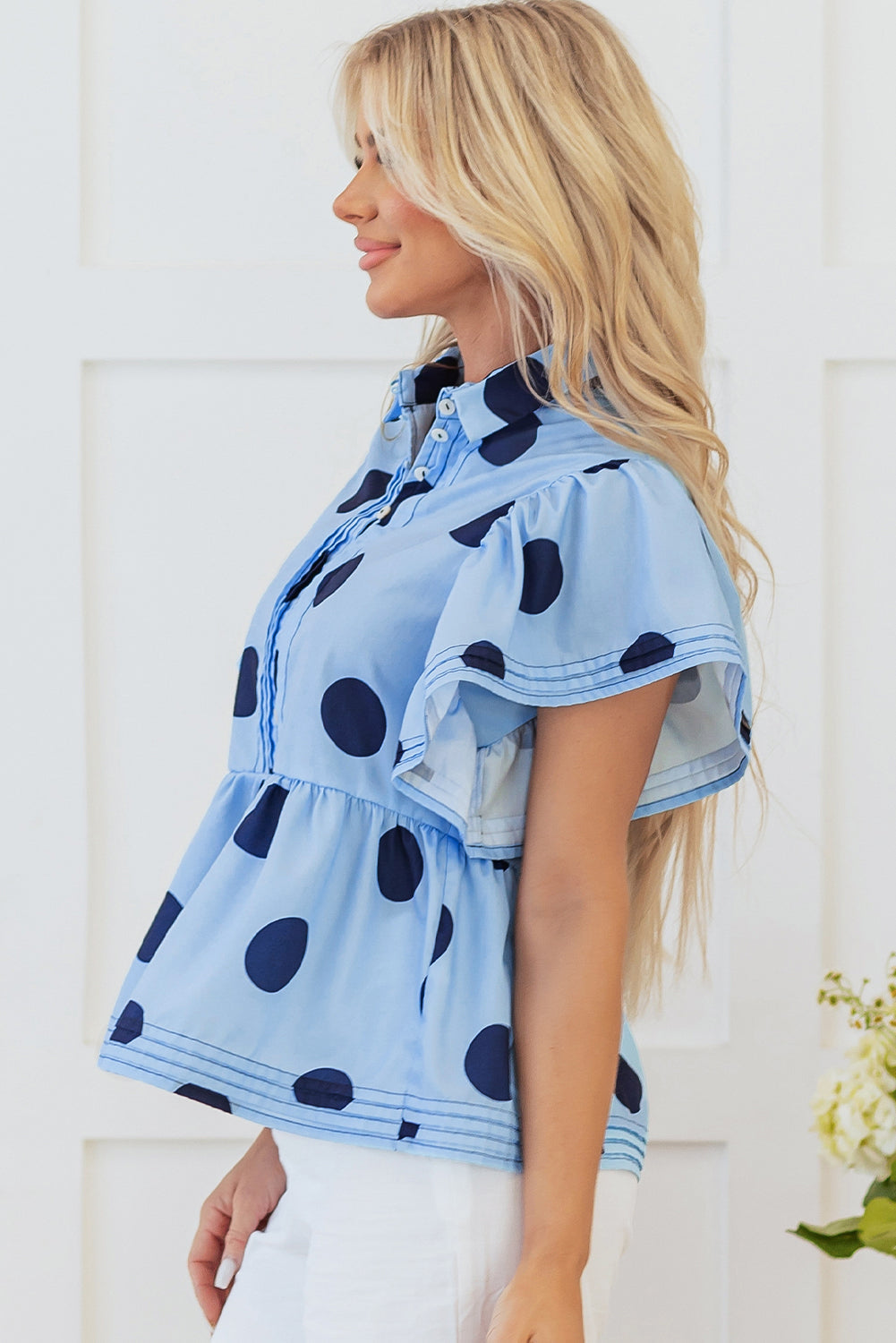 Blouse a col boutonné a manches courtes et a volants imprimé a pois