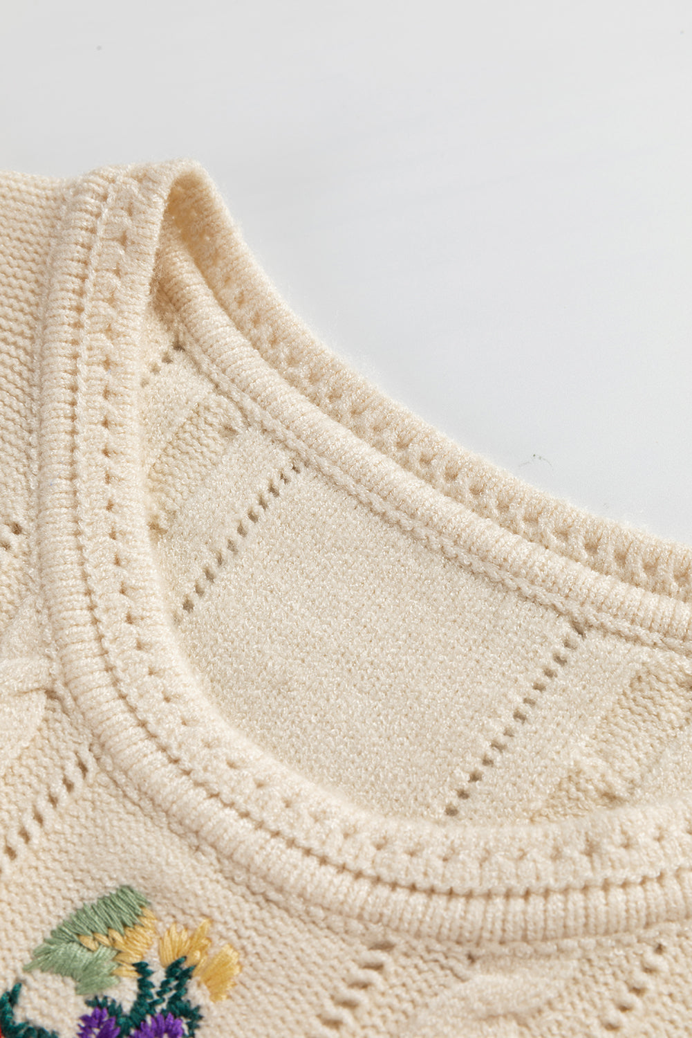 Gilet pull en tricot torsadé floral brodé