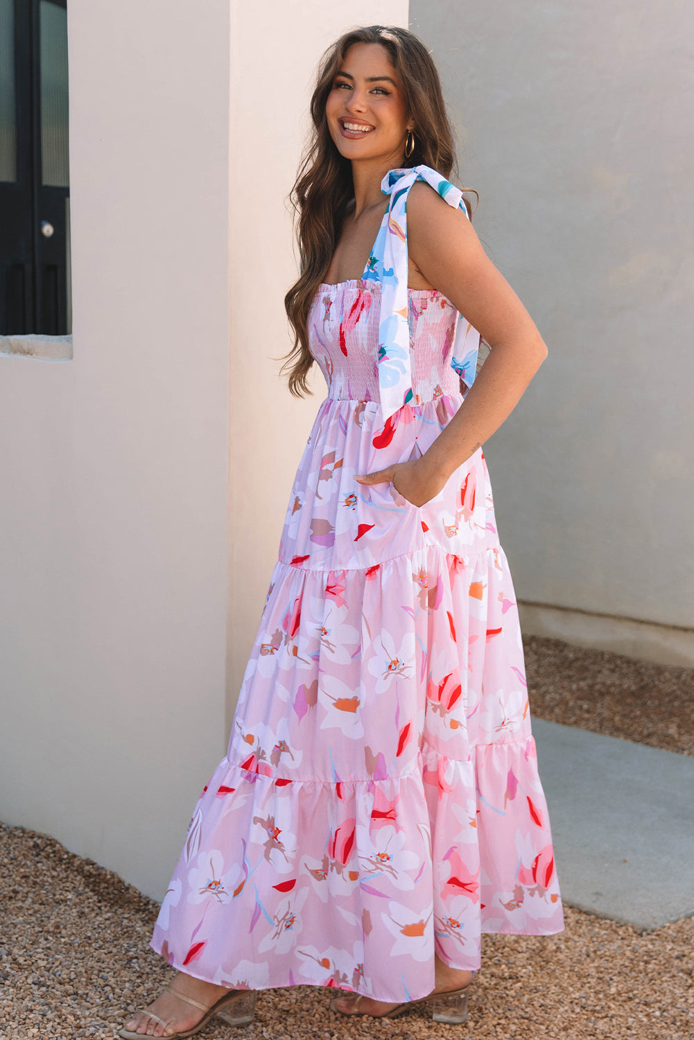 Robe longue smockée à imprimé floral et épaules nouées