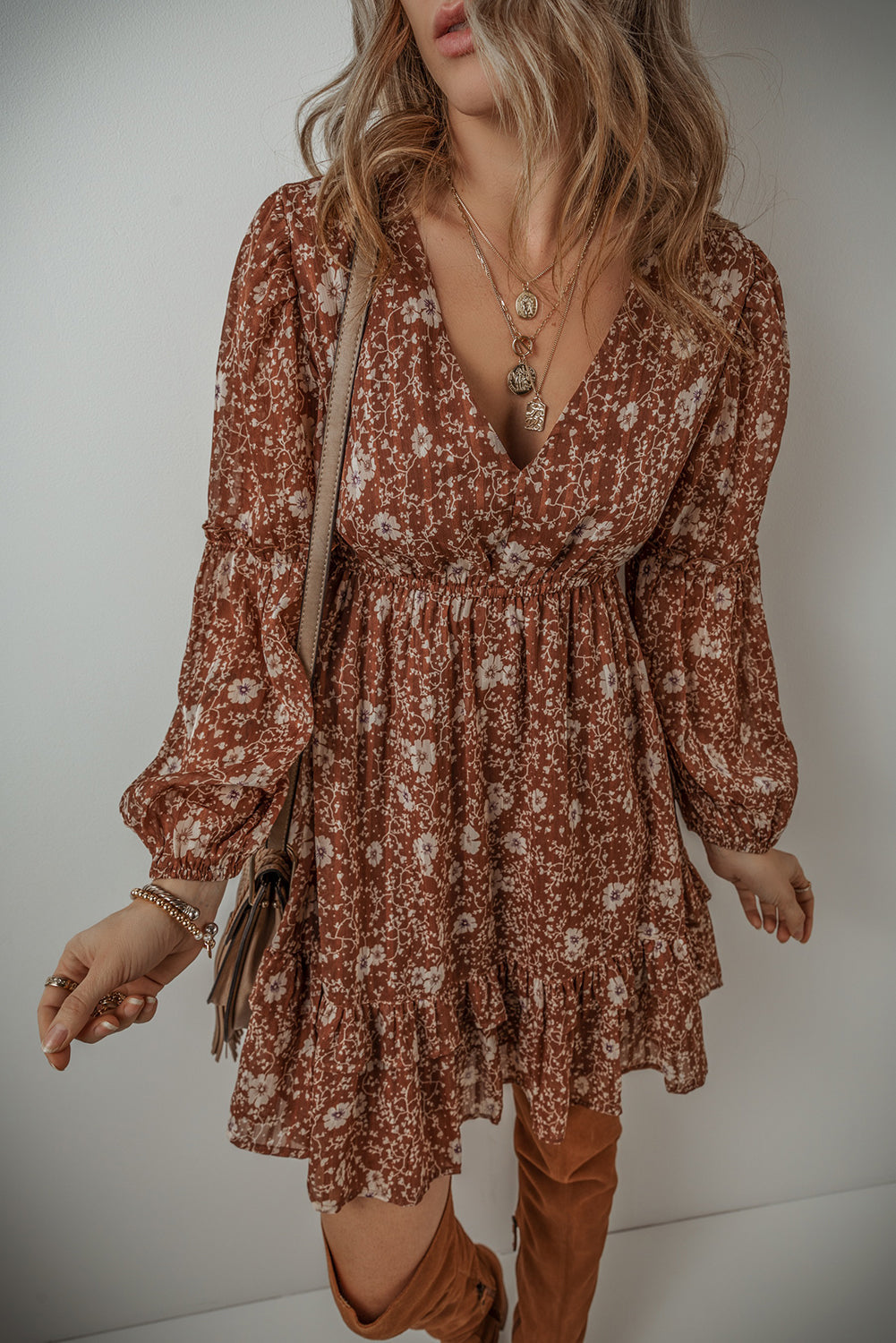 Mini-robe bohème florale à volants et manches bouffantes, col en V
