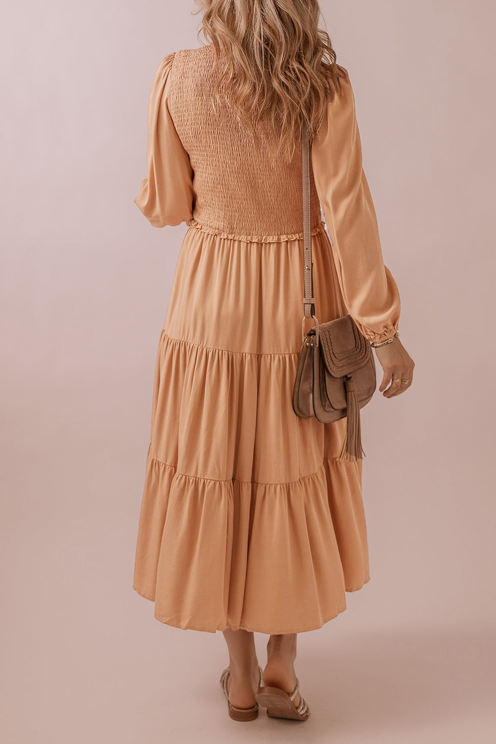 Robe smockée à col en V et manches longues à volants