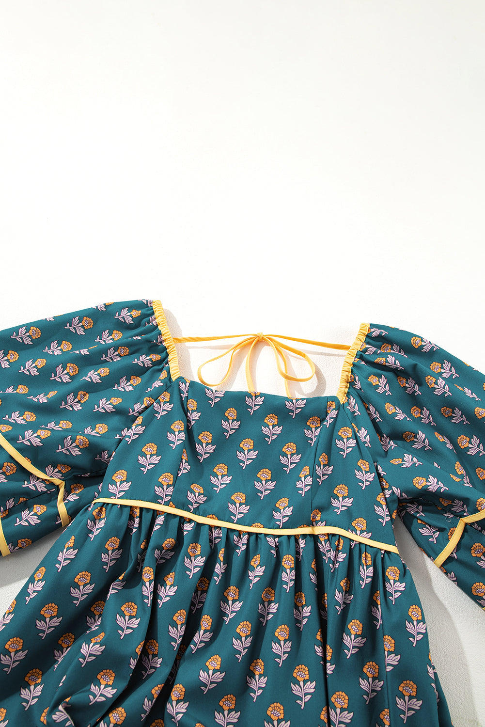 Robe à manches bouffantes et col carré avec bordures contrastées florales