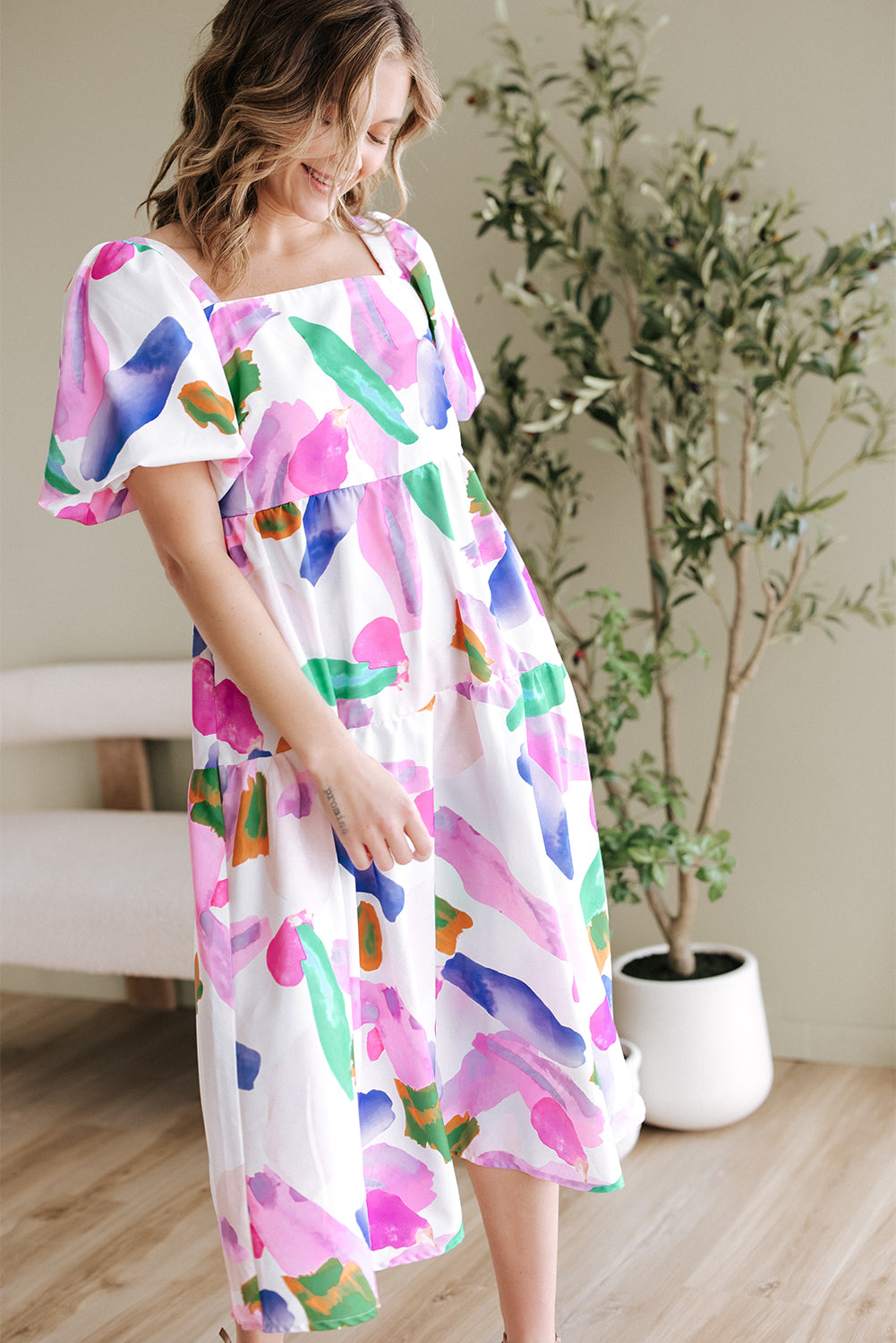 Robe midi à manches bouffantes et dos froncé à imprimé abstrait