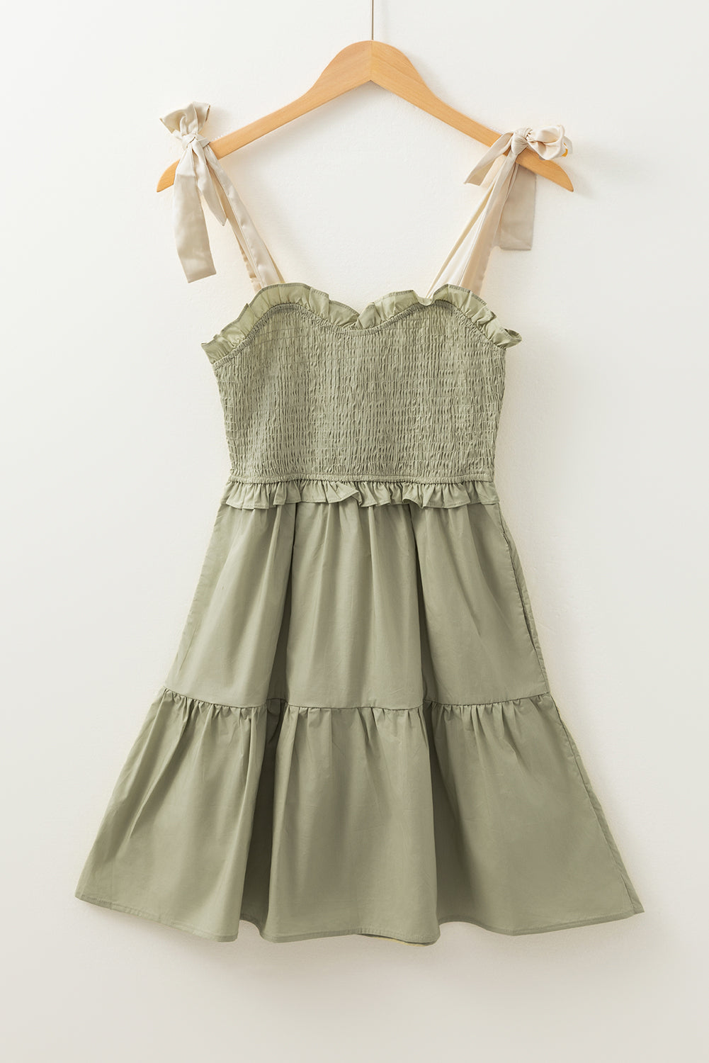 Robe courte trapèze à volants et bretelles à nouer