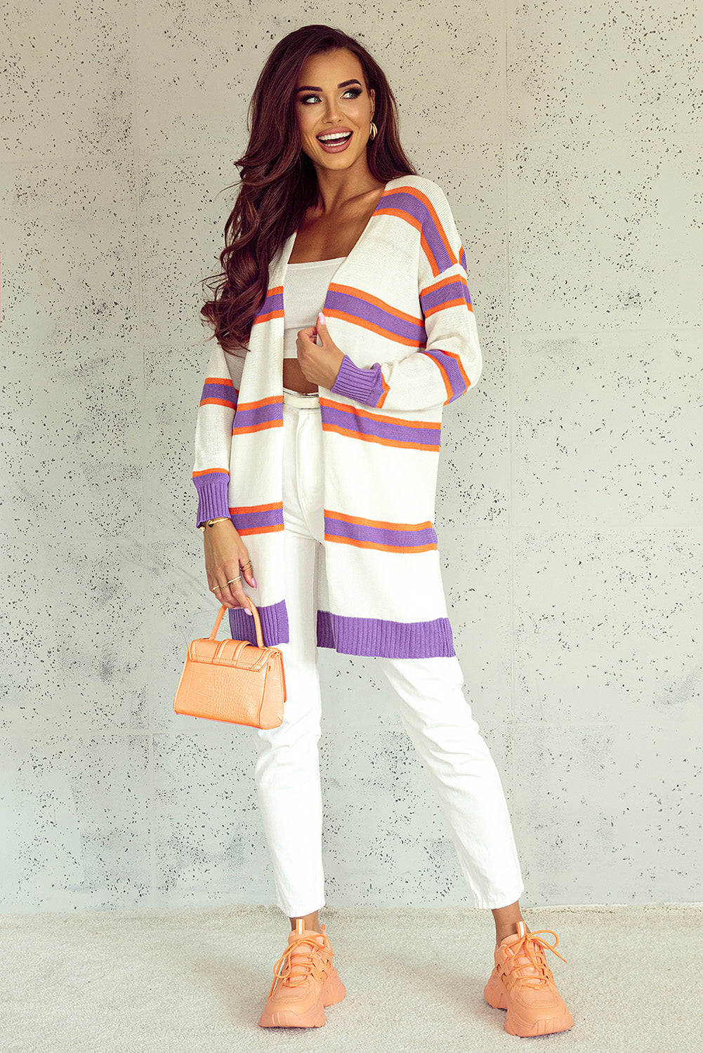 Cardigan rayé beige à manches longues et boutons à bordure côtelée