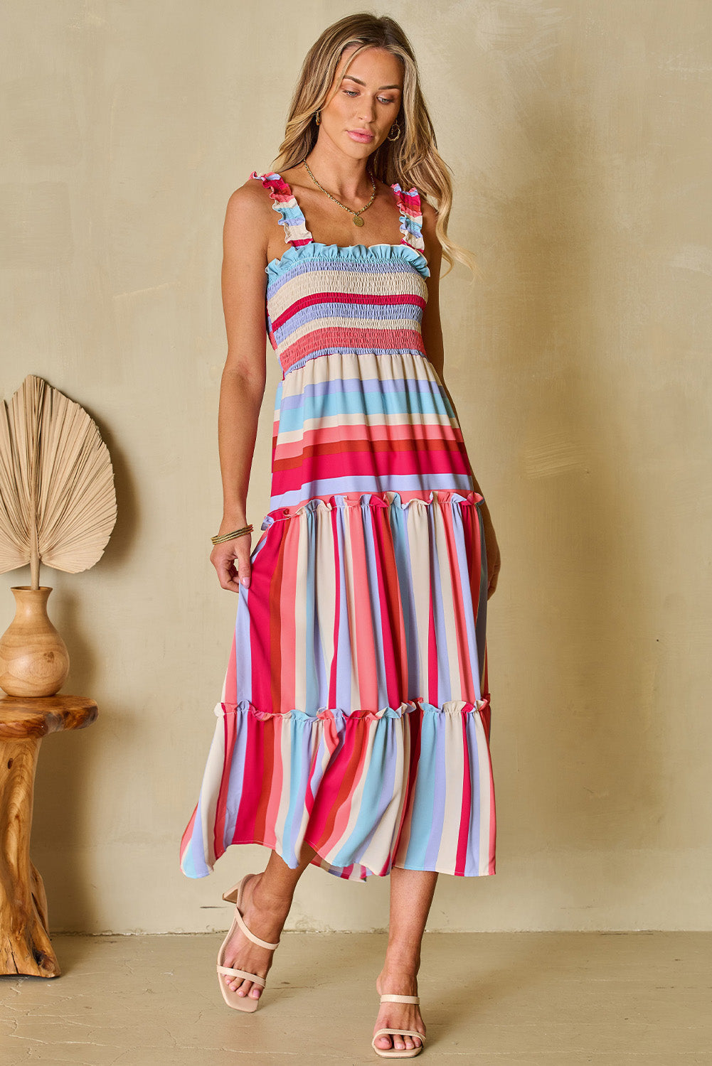 Robe longue smockée à volants et bretelles