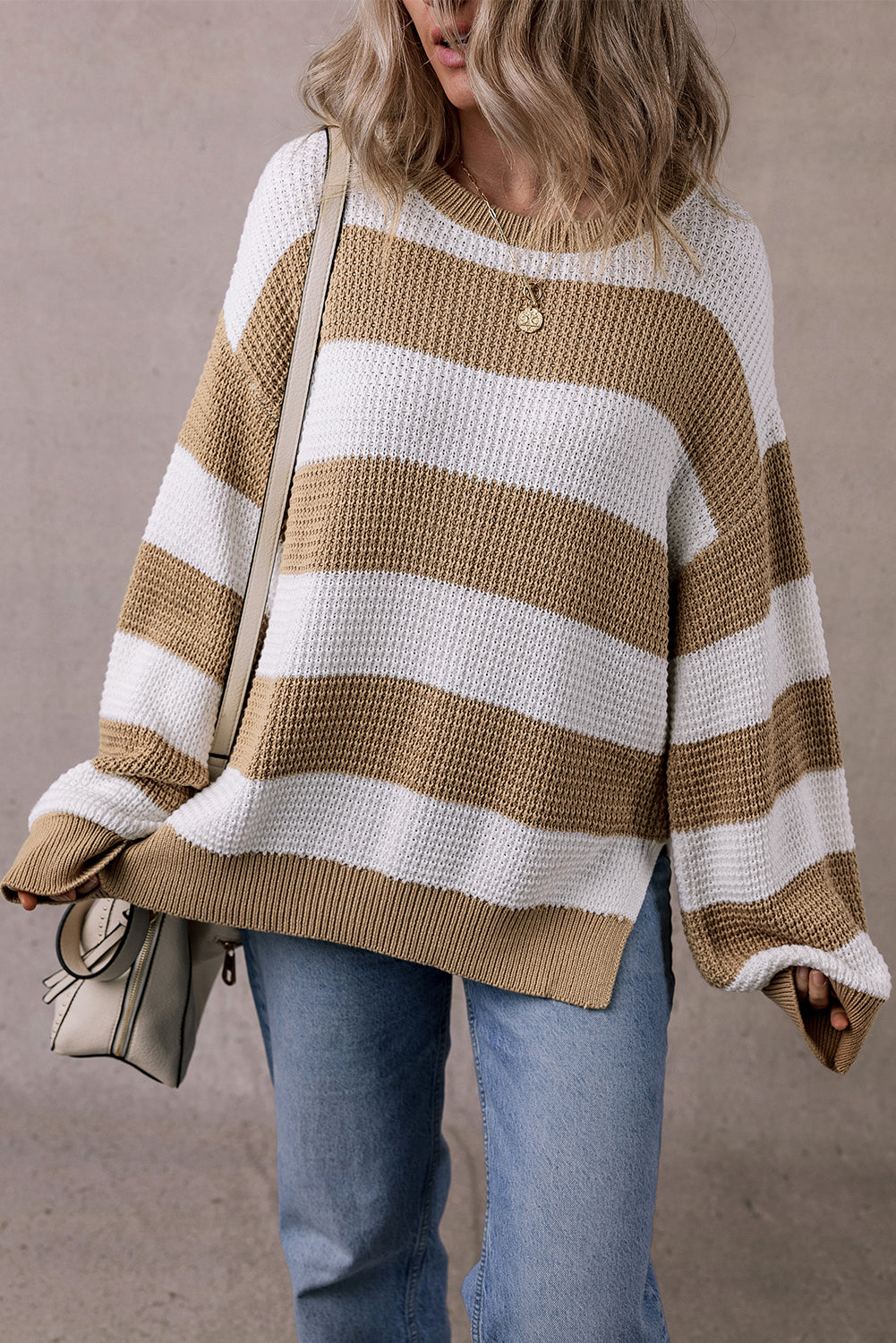 Pull rayé color block a épaules tombantes et fente latérale