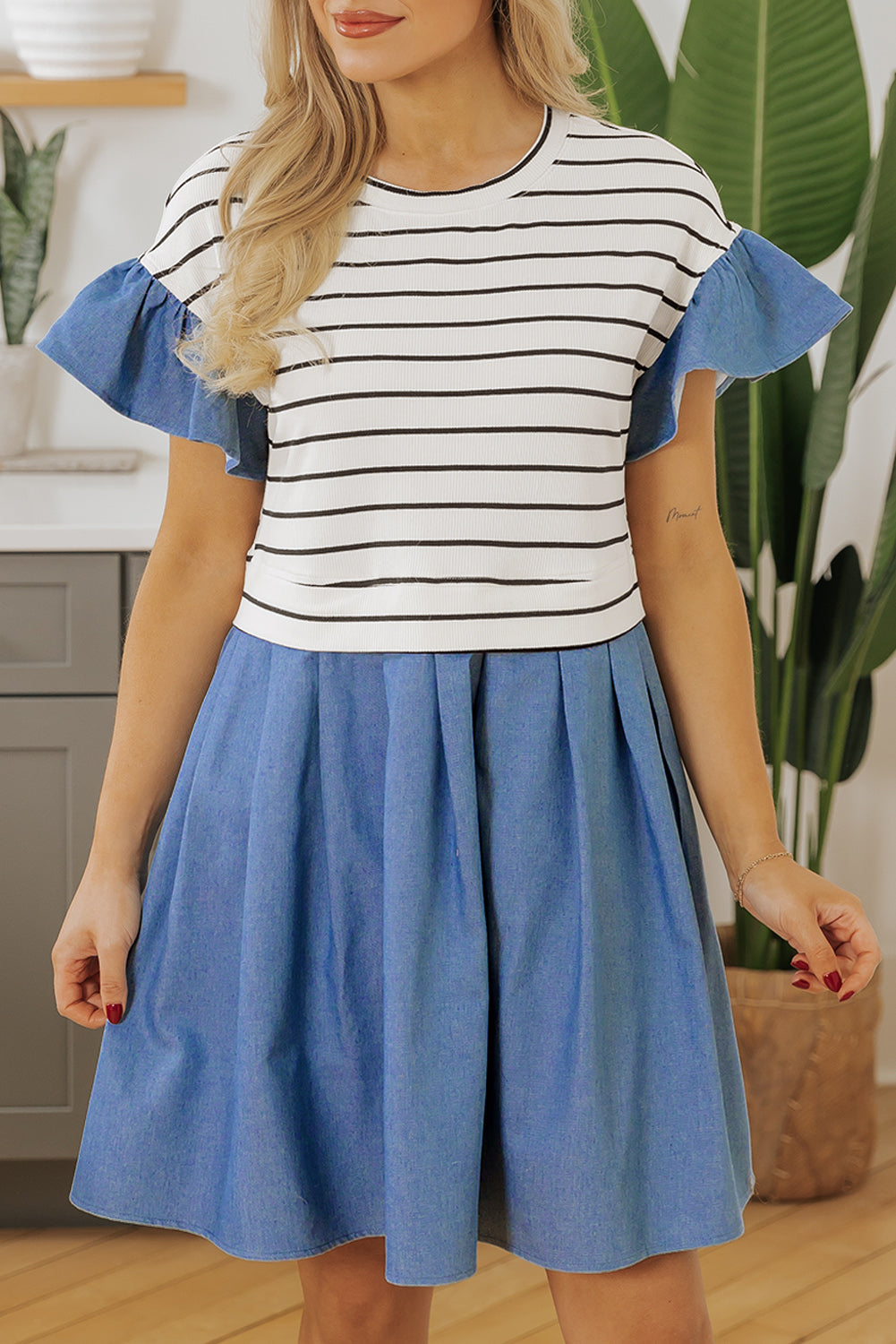 Mini-robe en denim a volants et patchwork a col rond