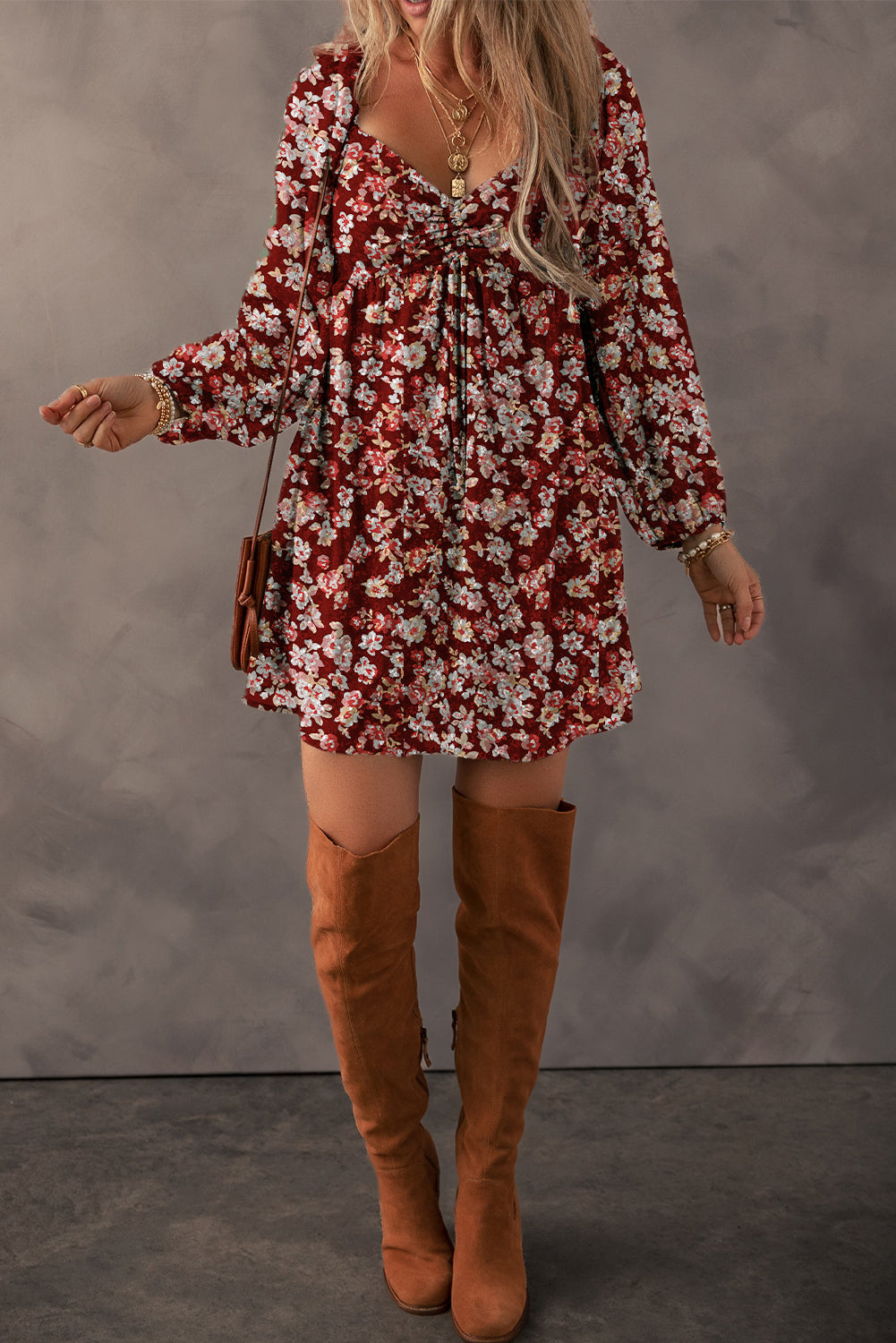 Mini-robe à imprimé floral et col en cœur, dos froncé