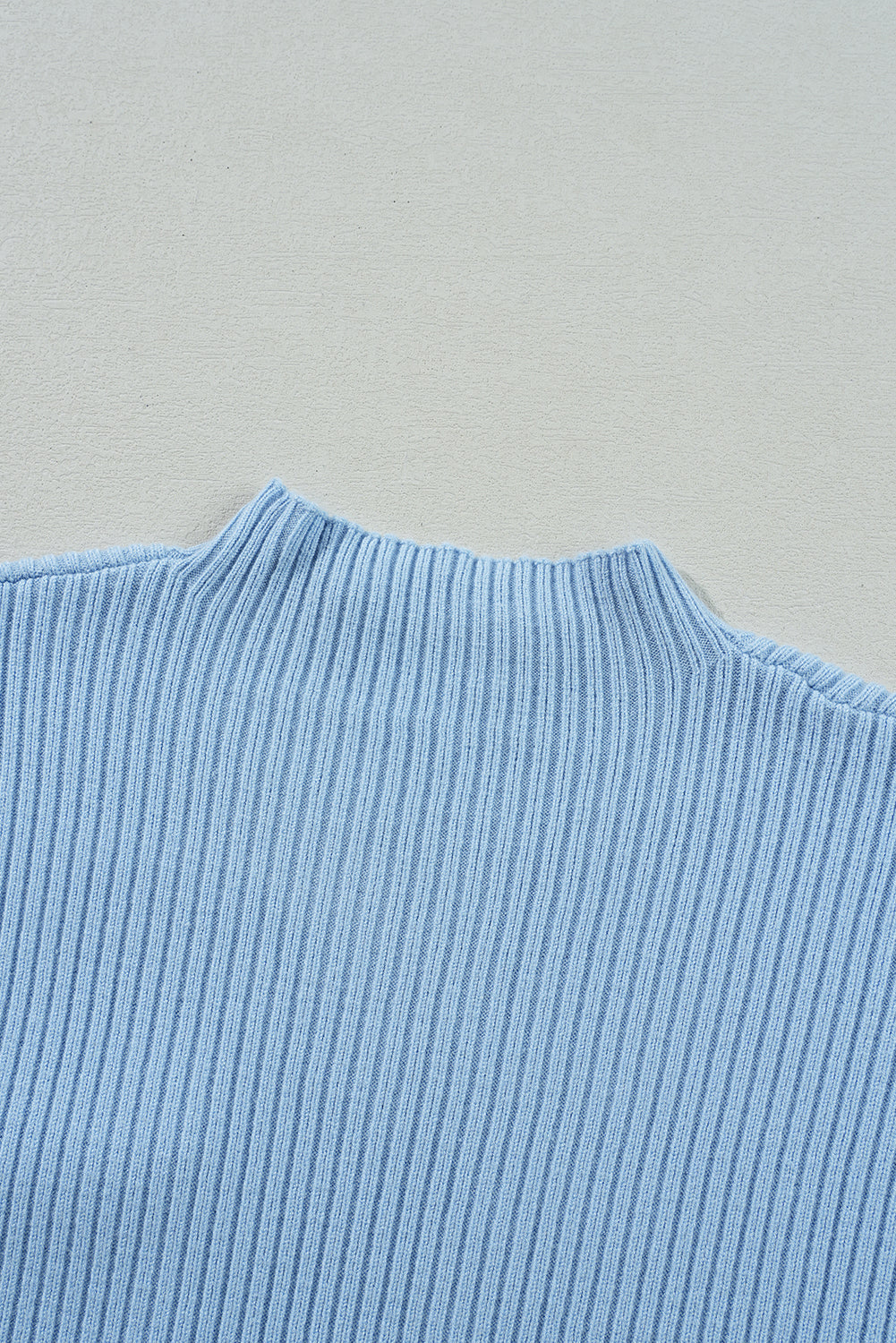 Pull a manches courtes en tricot côtelé avec poche plaquée