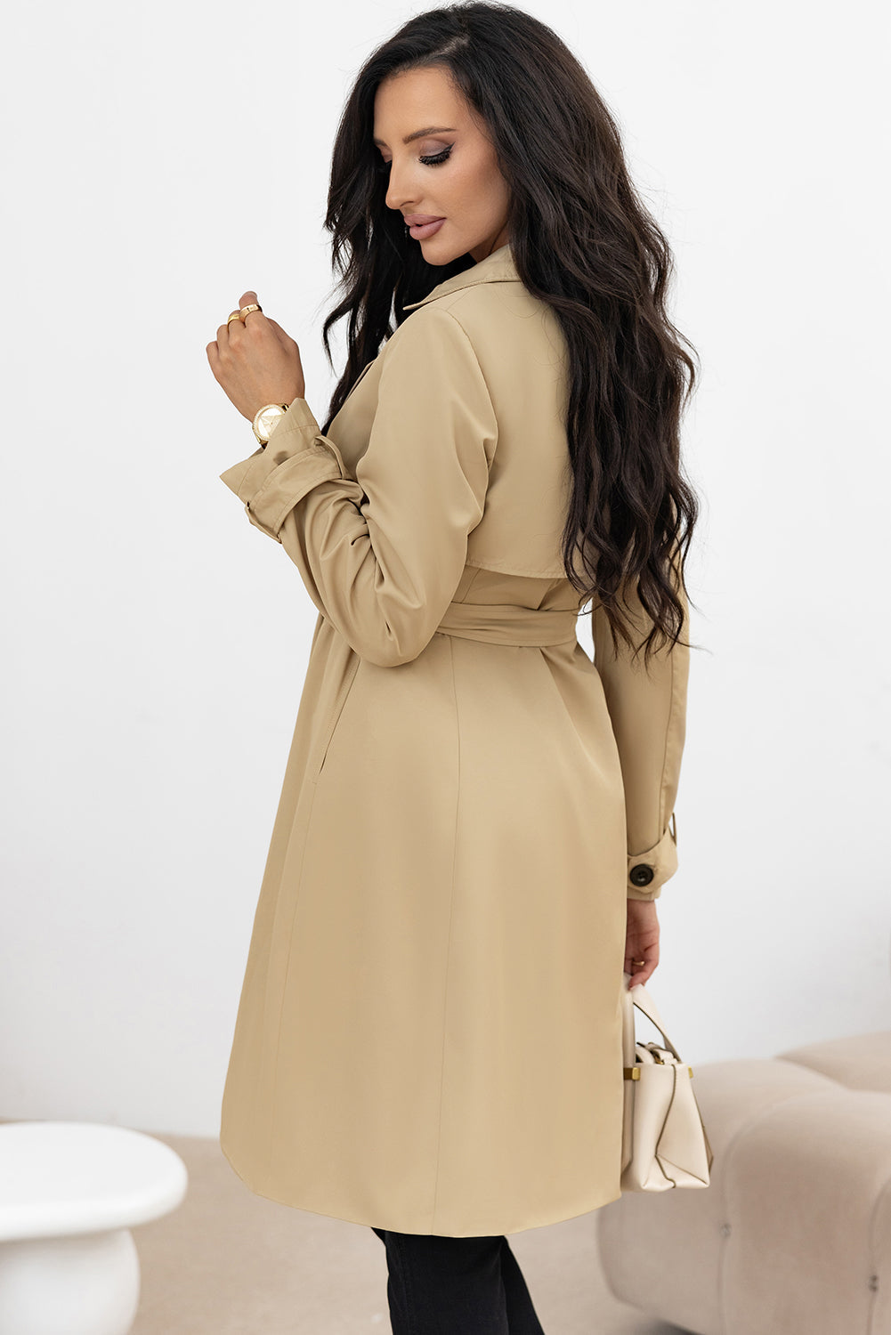 Manteau coupe-vent de couleur unie, col a revers, cravate a la taille