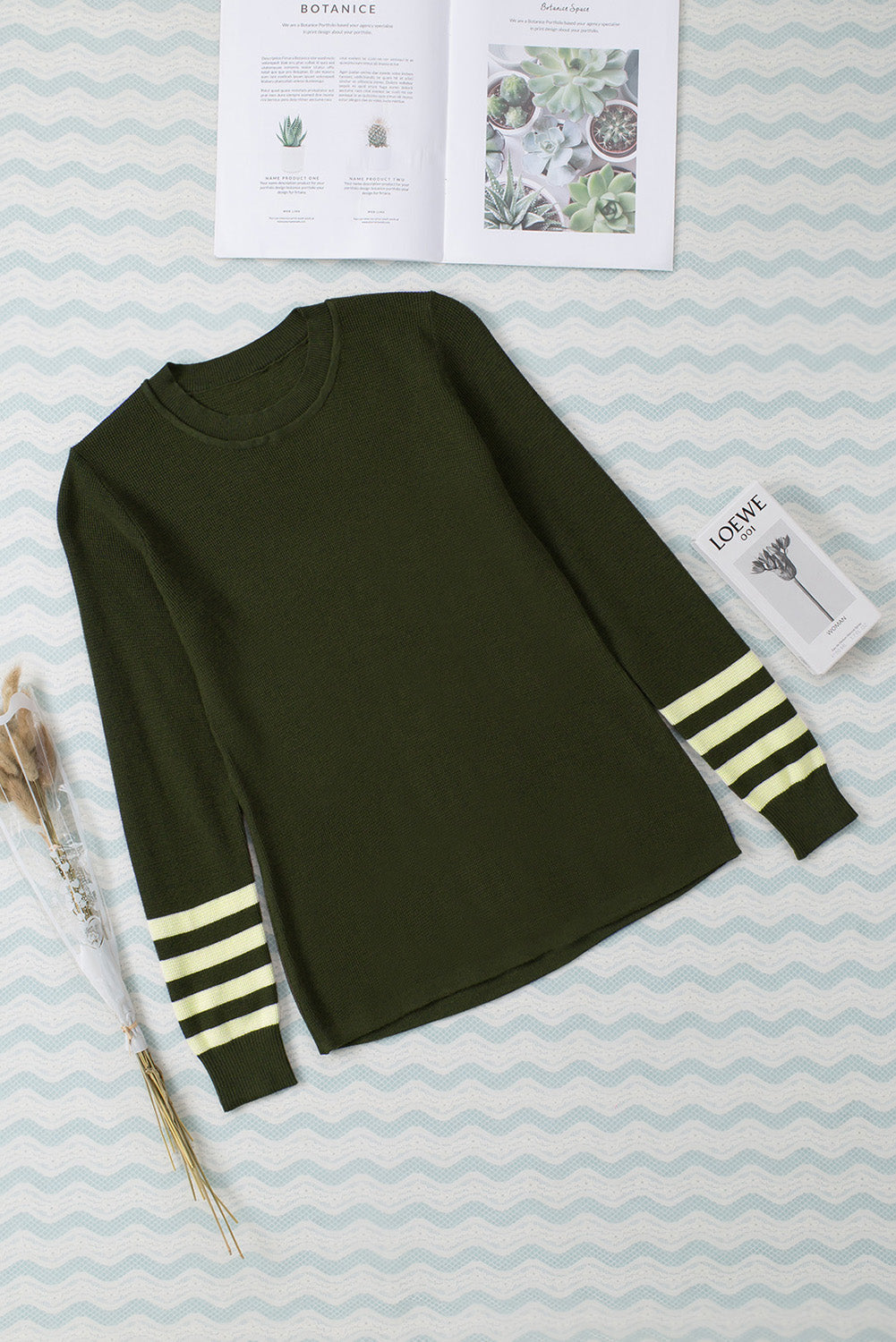 Pull en tricot uni à manches rayées
