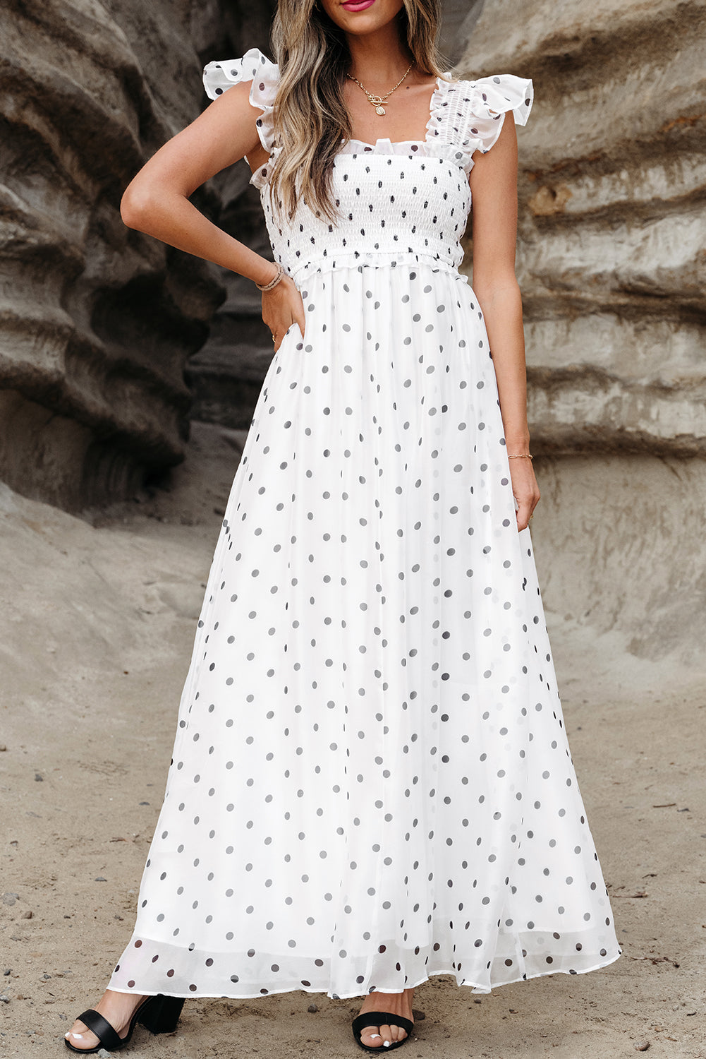 Robe longue à pois, manches flottantes, col carré et smocks