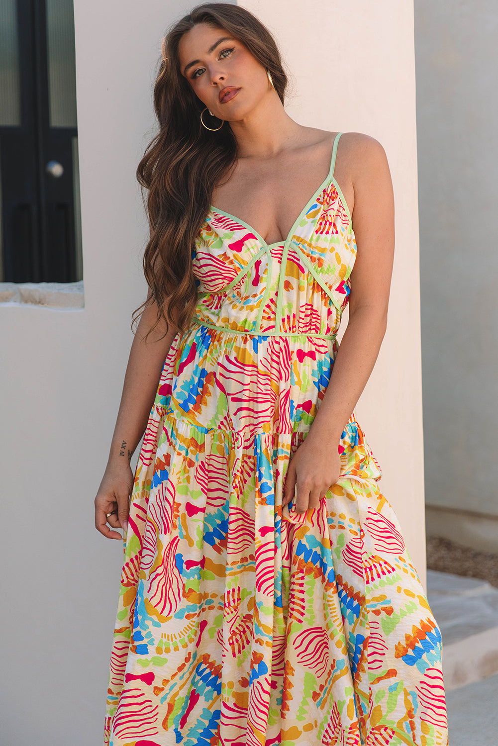 Robe longue à bretelles spaghetti et imprimé abstrait avec détails passepoilés