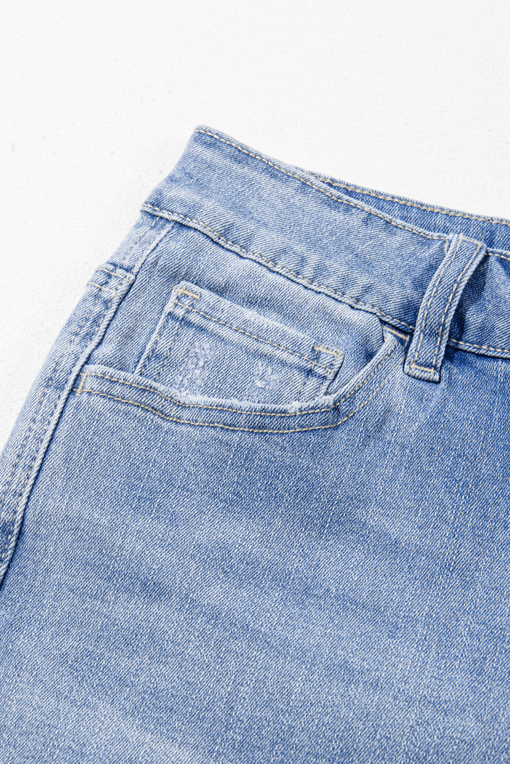 Jean évasé taille haute a ourlet brut et lavage a l'acide