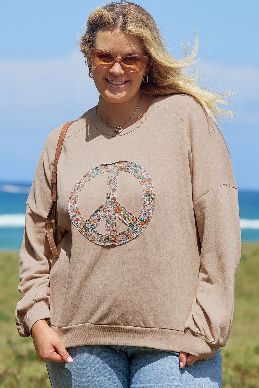 Sweat-shirt en tissu éponge délavé avec signe de paix floral, grande taille