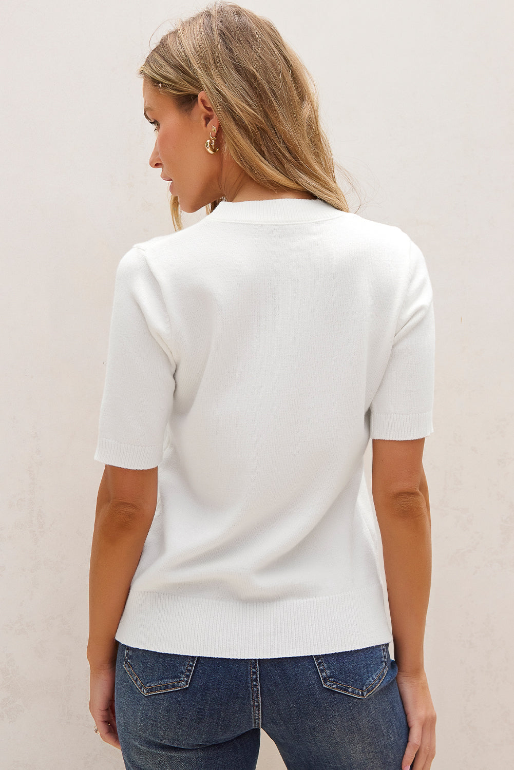 Joli pull a manches courtes avec applique de fleurs