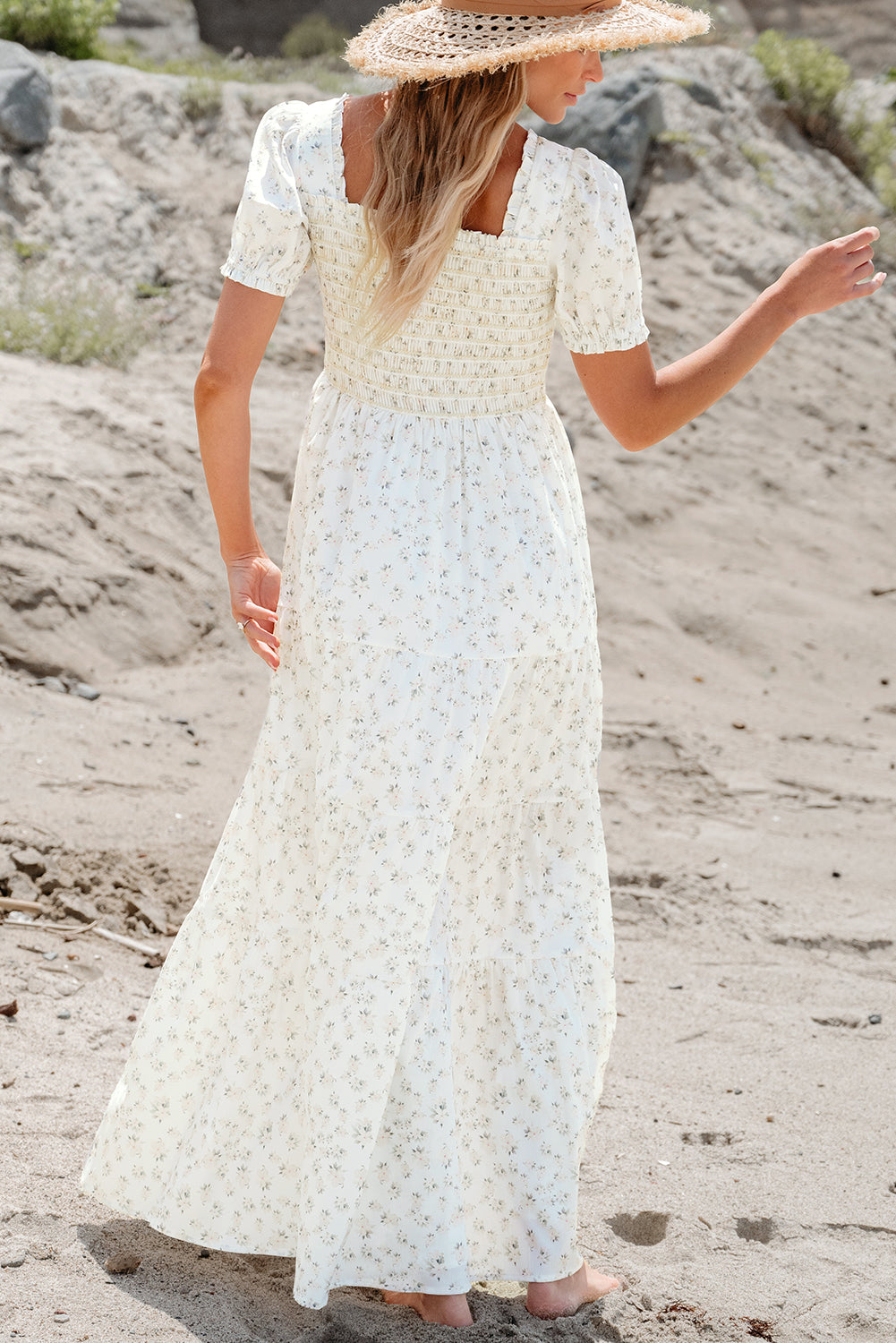 Robe longue florale à volants et corsage froncé à plusieurs niveaux