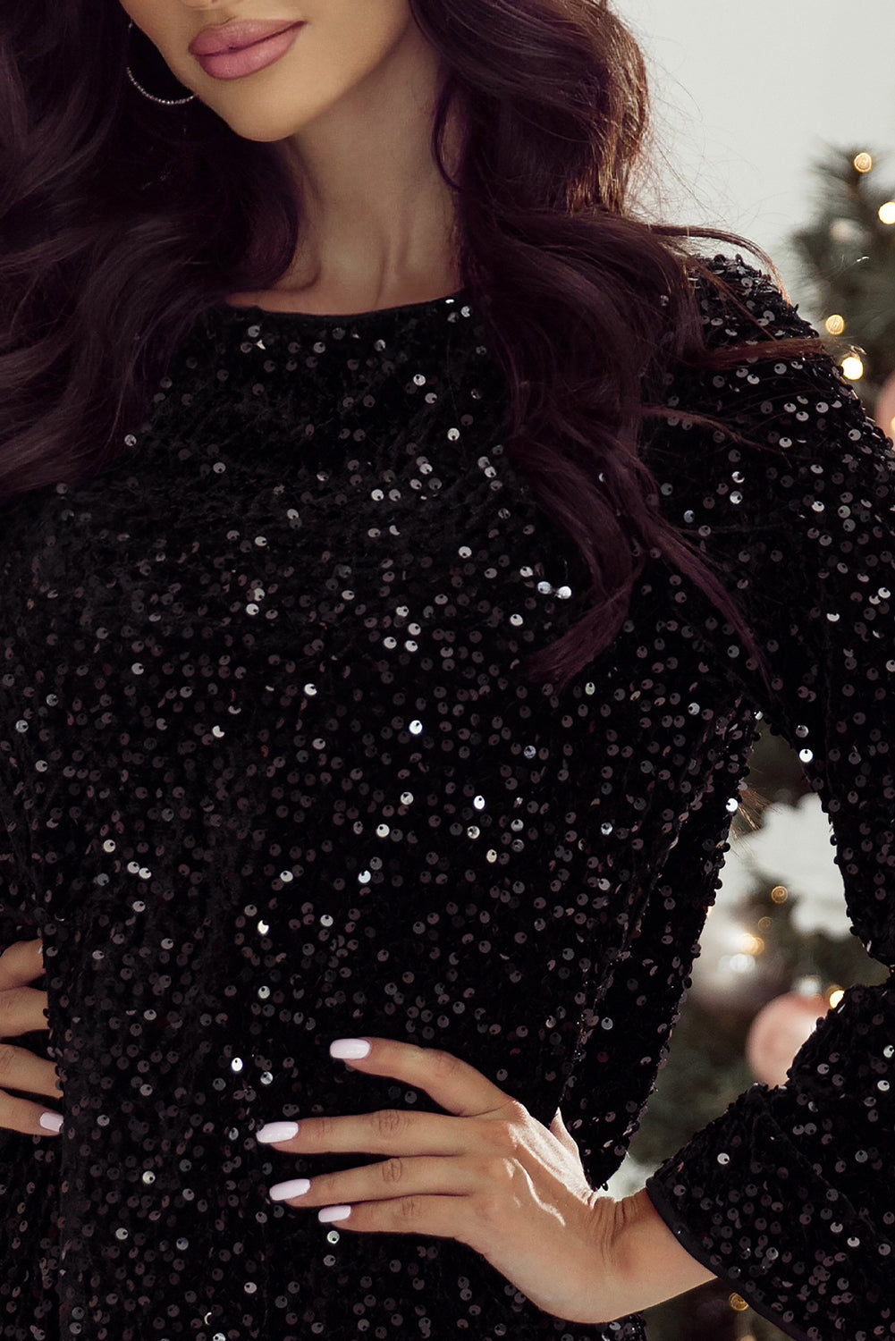 Mini-robe a paillettes et manches longues avec nœud découpé dans le dos