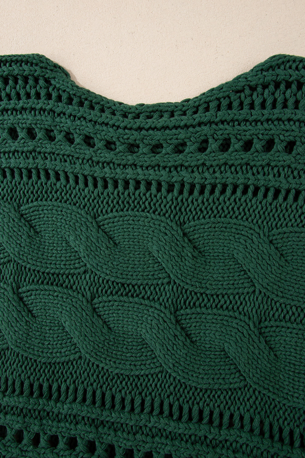 Pull court en tricot torsadé ajouré