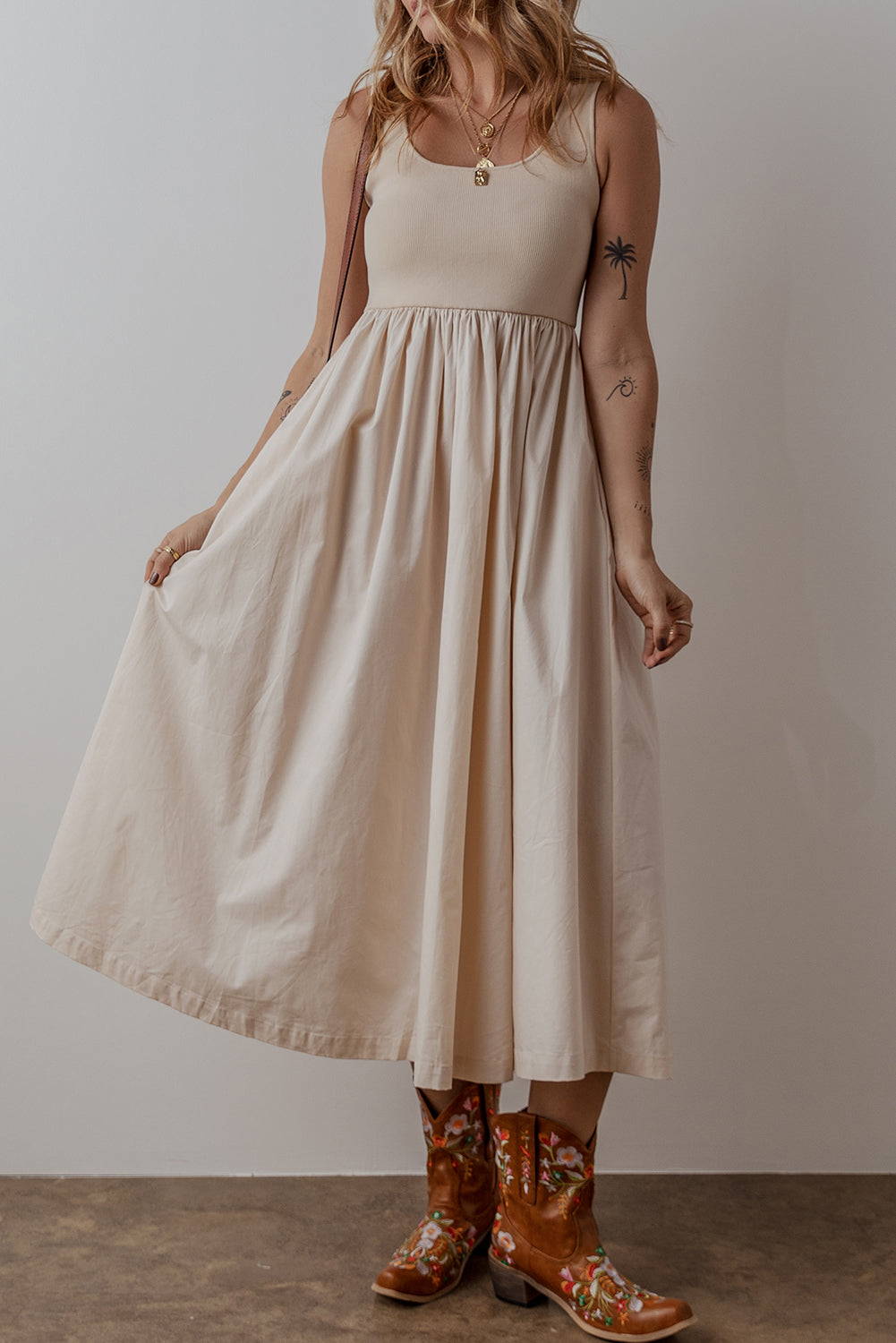 Robe longue plissée sans manches avec corsage côtelé et col rond