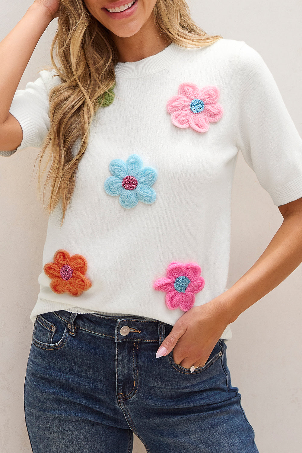 Joli pull a manches courtes avec applique de fleurs