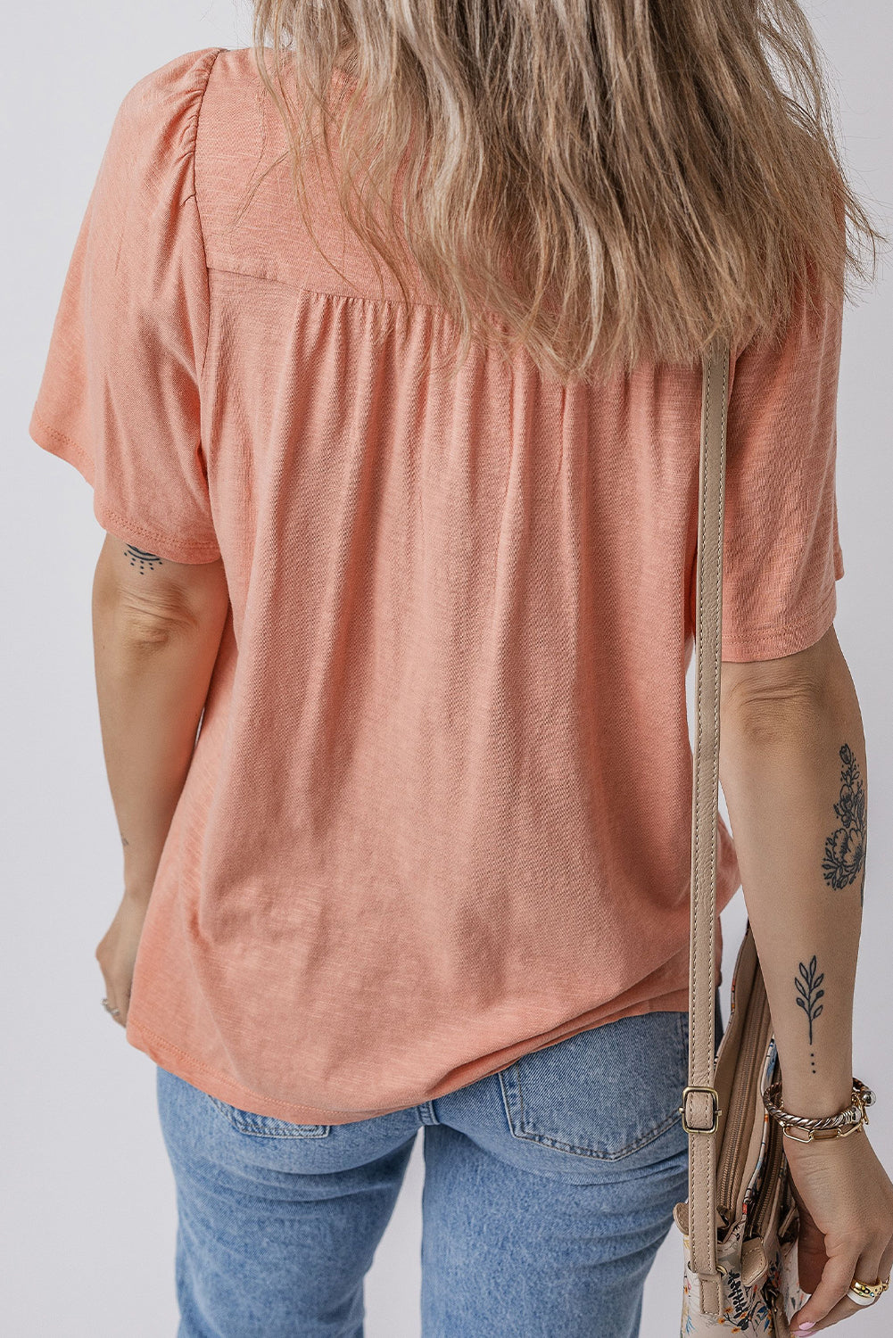 Haut babydoll plissé à manches courtes et col en V avec smocks sur le devant