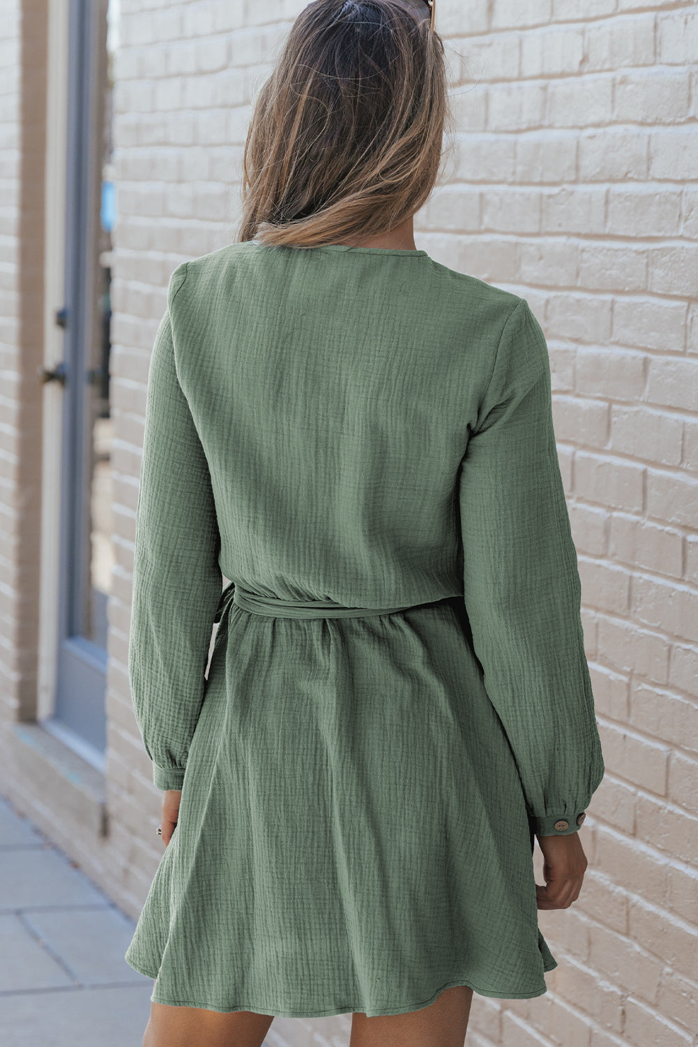 Mini-robe plissée ceinturée à manches bouffantes et col boutonné