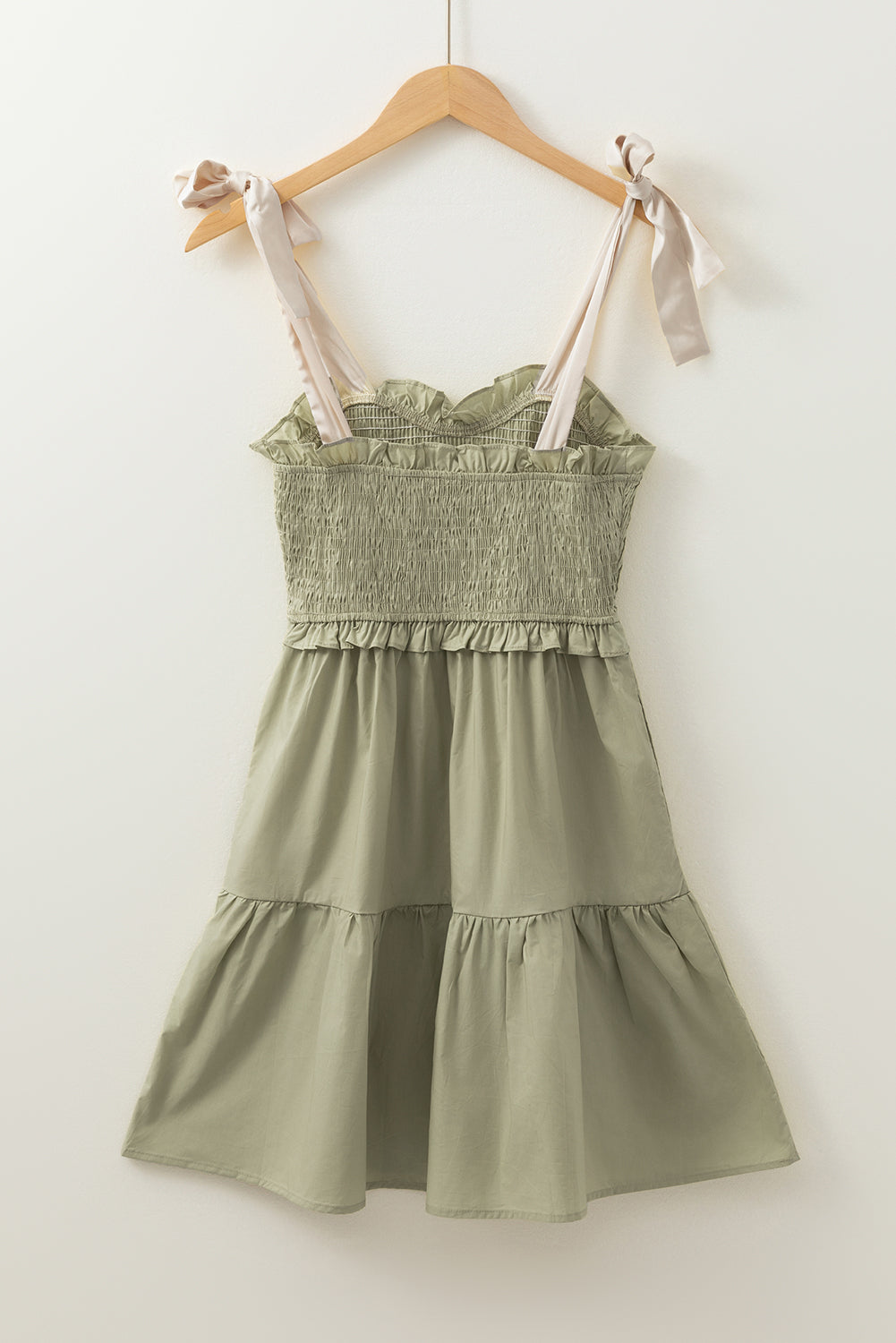 Robe courte trapèze à volants et bretelles à nouer