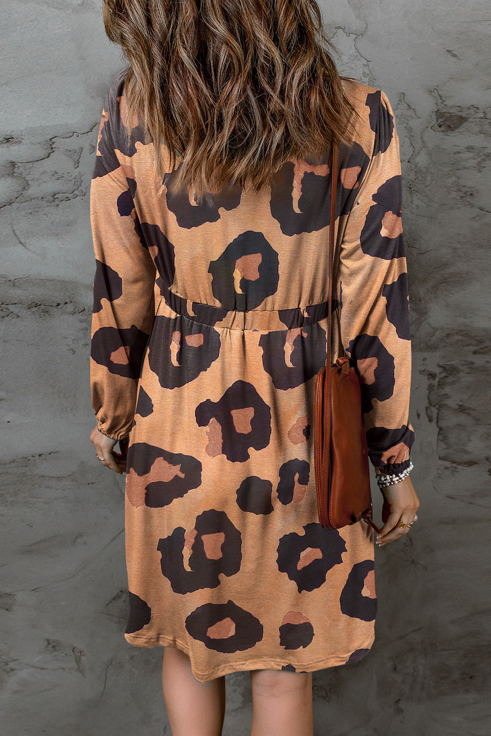 Robe en tricot ample à manches bulles et boutons imprimés sur le devant