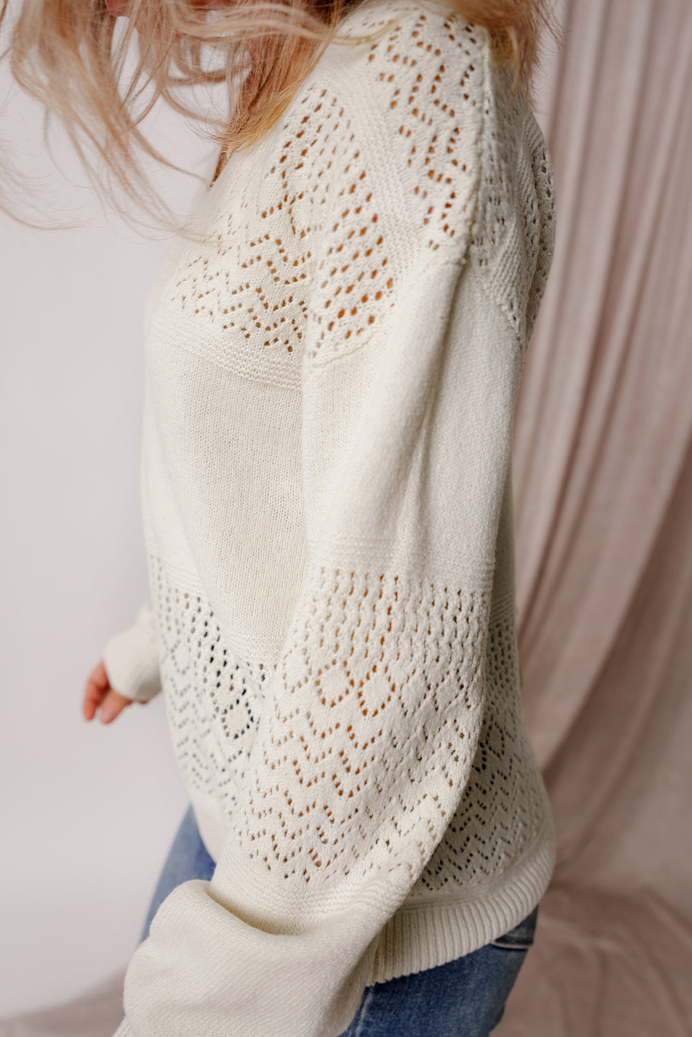 Pull à col en V et épaules tombantes avec motif à œillets