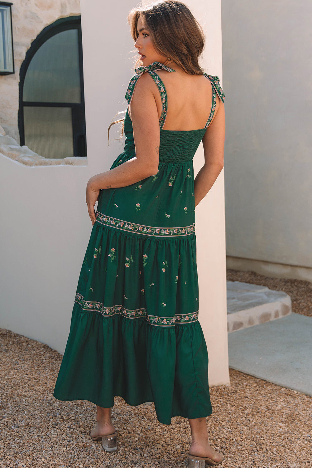 Robe longue à volants et bretelles nouées à fleurs dans le dos