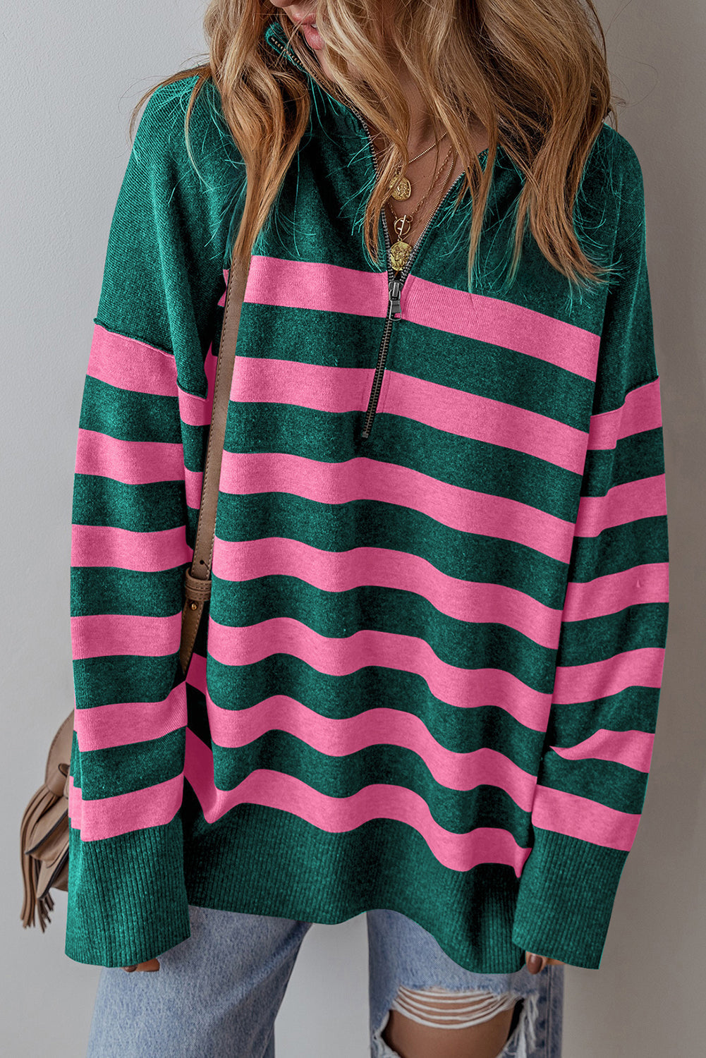 Pull surdimensionné a col et fermeture éclair sur un quart