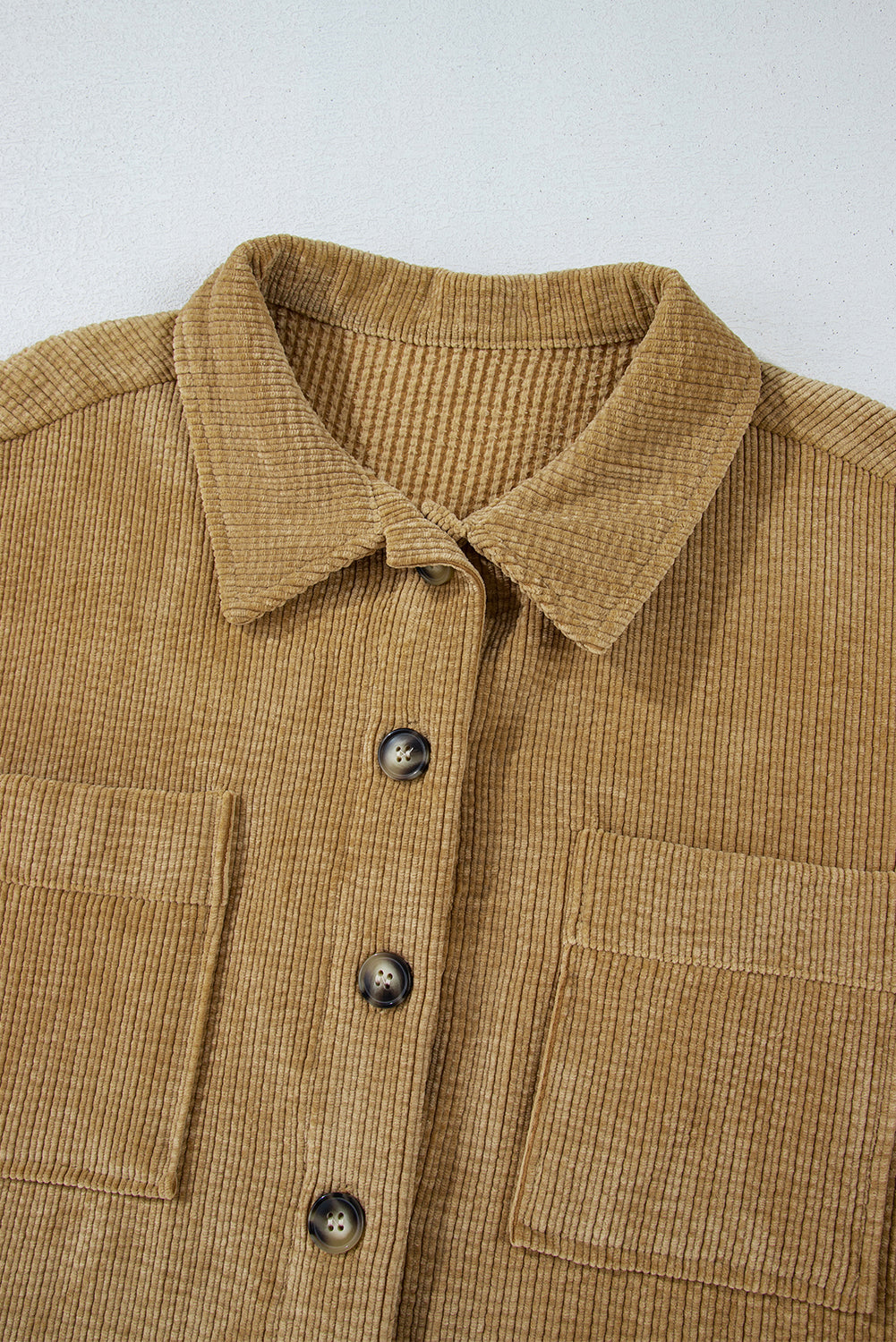 Veste en velours côtelé boutonnée avec poche plaquée