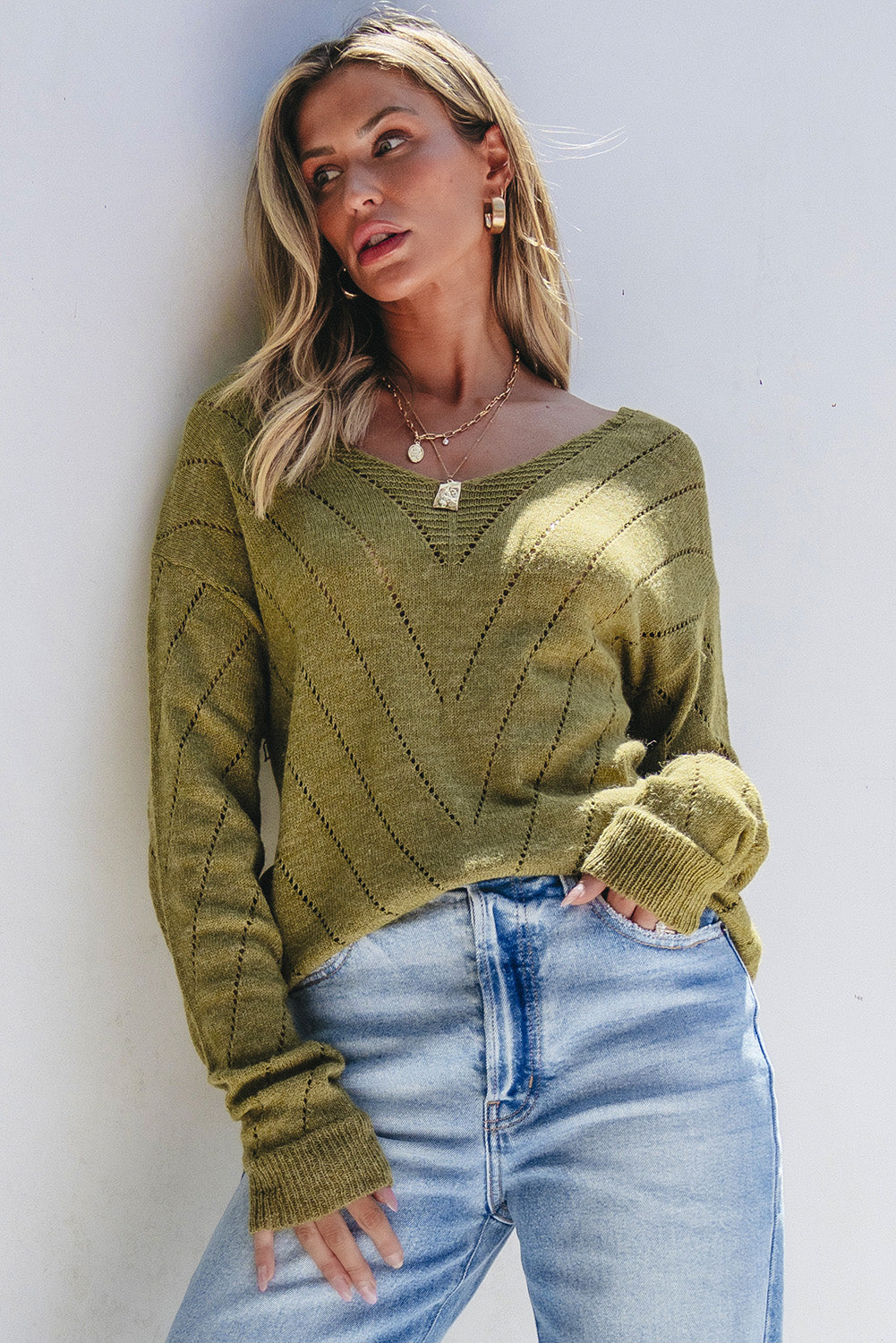 Pull uni à col en V et épaules tombantes avec œillets